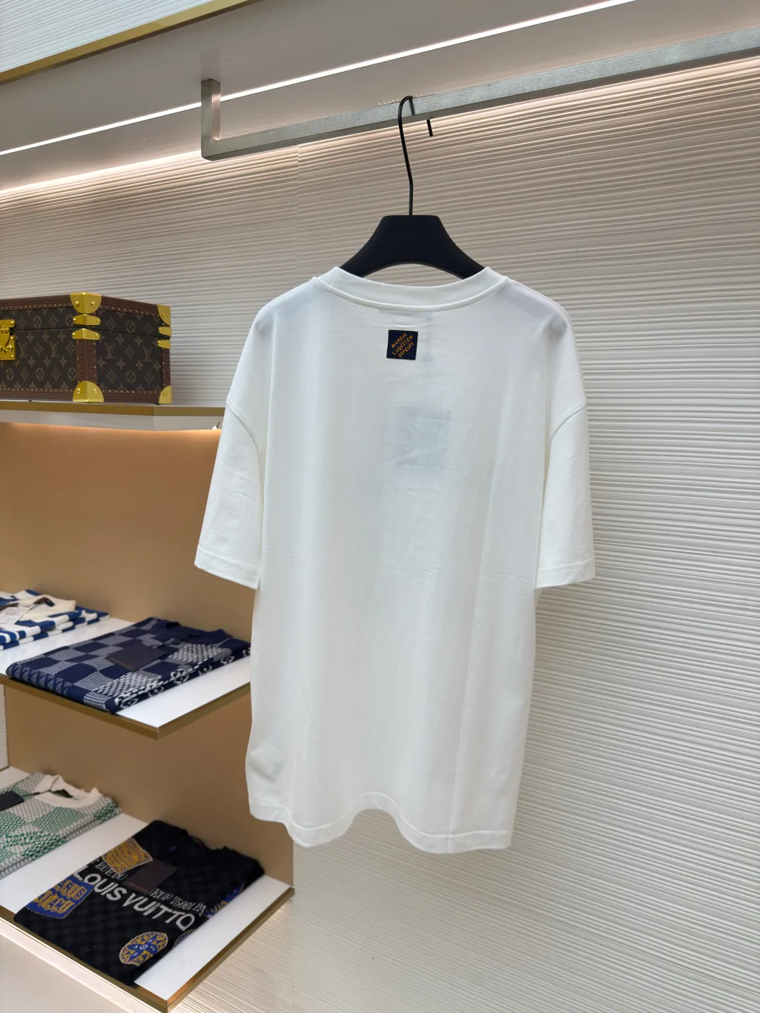LOUIS VUITTON flocked letter printed T-shirt ●Authentic product: purchased and developed for 7400 ●Item number: 1680273-A05 ●Fabric: flocked fabric ●Technology: Printing production ●Version: fitted version ●Weight: about 240 grams ●Size: XS-S-M-L ●Description: The fabric is made of 40s double-ply long-staple cotton plain weave. The fabric surface is treated with dust-free wool wadding. The finished fabric is passed through a mercerizing machine to increase the gloss of the fabric. It is matched with 32s double-ply cotton cover silk cylindrical open rib, and the front panel is made of Made of nylon velvet material, the pattern is laser-engraved and cut by scanning the Y-pattern pattern, and it is integrated with an electric hydraulic thermostatic machine for pressing. The back is equipped with a white silk material yarn-dyed square mark, and the inner wash mark is equipped with the new 2025 square woven mark. The overall wiring is straight and delicate, the fabric is comfortable and soft, and the color is consistent without color difference. It can be matched with the same style to create a fashionable look and control various occasions. Customized accessories, complete with three standards, same style for men and women!